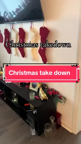 I was so tired of looking at these Christmas decorations i was so ready to take it down I couldn’t take it another day. #christmastakedown #overchristamasdecor #takethattreedownsis #takethetreedownnow #takingdownmytree 