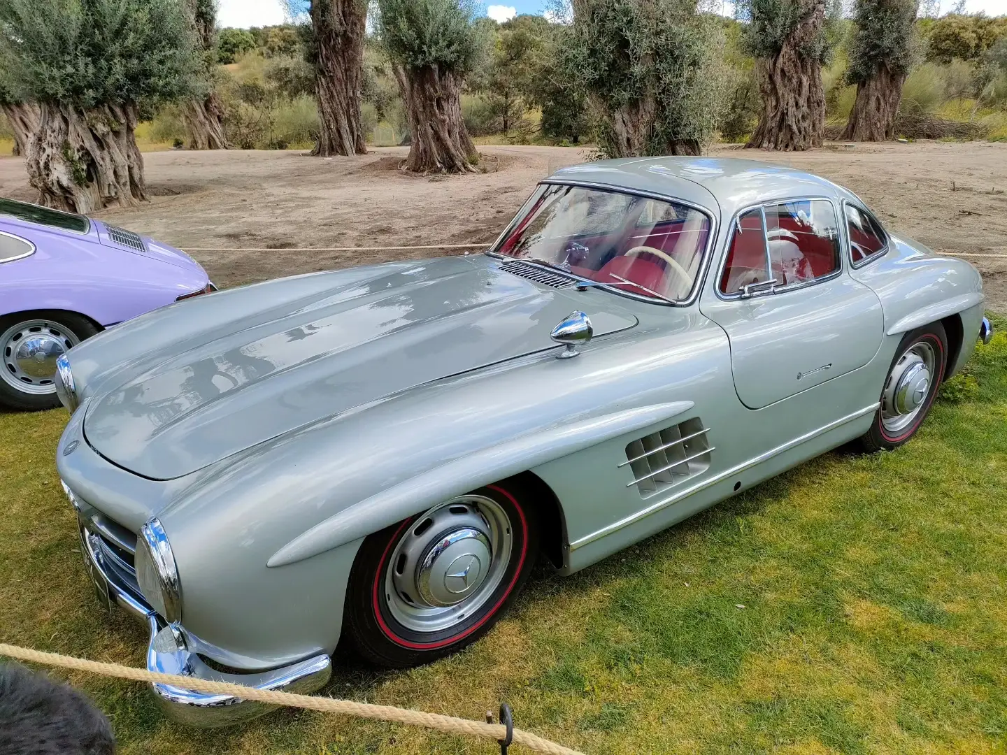 Mercedes 300 SL en Autopía 2023. Del 300 SL se fabricaron en total 3.258 unidades, primero con carrocería coupé como el de las imágenes y después roadster. #mercedesbenz #mercedes #mercedes300sl #mercedesbenz300sl #300sl #300slcoupe #germancar #germancars #mercedesclassic #classicmercedes #supercar #supercars #autopia  #instacars #instacar #classiccar #classiccars #clubhojalata #petrolhead #cargram #carsofinstagram #carstagram #carphotography #carlovers #coches #cars #tiktokcars #carsoftiktok 