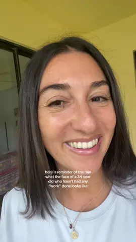 love this trend! Usually without makeup and just a little lip gloss 👄 embrace your features ladies 🫶🏻 #natural #nofilter #freckles #rawskin #nobotox #aging #inyour30s #BeautyTok 