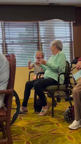 Elizabeth’s daughter Josie goes to a school that integrates with a senior living & memory care facility. Every day, the kids venture over to spend time with the “grandmas and grandpas” and experience some intergenerational learning and to play! Such a heartwarming video 🥹💜 Thanks to Elizabeth Schmidt for sharing with us 💜 #alzheimersawareness #alzheimers #memorycare #dementia #endalz #alzheimersfight 