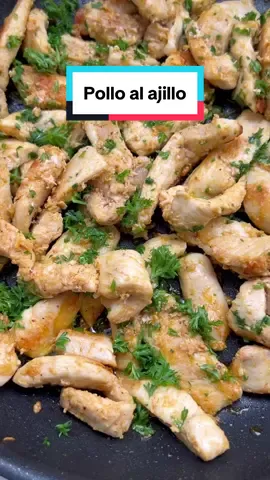 Pollo al ajillo , sabroso, y muy fácil de hacer 🙌 1 libra de pechuga de pollo 6 dientes de ajo yo lo machaco con una cucharadita de ajo 1 ramita de perejil  1 cucharada de mantequilla  3 cucharadas de aceite de oliva  Sal, pimienta , paprika  Sígueme para más recetas sabrosas @de.rochy  . . . #polloalajillo #pollo #recetas #recetasconpollo #comidasana #recetassaludables #comidadit #recetasrochy #comidareal #recetassaludables #pollo #perejil #ajillo #pollo #recetas #recetasfaciles #viral #parati 
