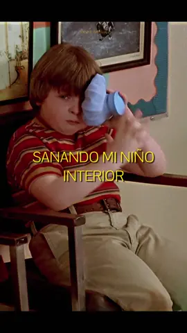 Así se ve sanar tu niño interior 🩹💔@Beach House ... Algunas veces nos volvemos más serios o algunas veces nos volvemos más felices, esto depende de muchos factores, como las decisiones que vamos tomando a lo largo de nuestra vida, también por sucesos de los cuales nosotros no podemos hacer nada para cambiar como la muerte de algún familiar, y el cual nos afecta aún más cuando somos niños ya que no logramos entender muchas cosas y es así que en esta película Russel se encuentra con su yo de 8 años y viaja a su pasado para entender muchas cosas que a sus cortos años no podía entender. #brucewillis #thekid #miencuentroconmigo #sanarheridas #miyointerior #resilencia #movie 