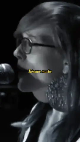 Bésame mucho, canción originalmente de Consuelo Velázquez es uno de los temas que más ha arrecorrido el mundo y traducida a más de 20 idiomas y versionada miles de veces, aquí una versión de la banda  #zoé con #denisegutierrez  #rockclassic #rockmusic #zoebanda #leonlarregui #larregui #leonlarreguiedit #rockenespañol #rocktiktok 