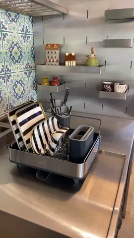 O Escorredor Expansível 36cm em aço inox Joseph & Joseph conta com uma bandeja deslizante que permite que você ajuste facilmente o tamanho do seu espaço de drenagem quando você precisar, mas podendo se retrair novamente para otimizar o espaço da sua bancada. Apresenta bico de drenagem com três posições diferentes enquanto as alças elevadas evitam que os copos e taças fiquem em contato com a água. | Escorredor de louças: R$880,00 - Escorredor de talheres: R$192,00 |