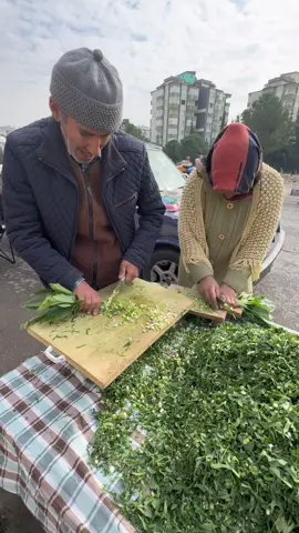 Kazana girmeye hazır Tirşik 👏😋 Kahramanmaraş Sosyete Pazarı çevresi tirşikçilerle dolu. Bu iki güzel insan da ekmeğinin peşinde. Denk gelirse bunlardan almanızı tavsiye ederim. Necip Fazıl Kültür Merkezinin hemen arkasında. #tirşik #çorba #kahramanmaraş