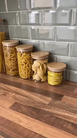 Frascos de Almacenaje a Presión de Vidrio y Bambú  • Recipientes de alimentos de diferentes volúmenes que satisfacen diversas necesidades de almacenamiento. Las tapas de bambú tienen anillos de sellado de silicona duraderos para evitar la entrada de aire y mantener los alimentos secos. Su despensa y cocina se verá bien organizado con estos contenedores! • 🏷️ 1,490 #hogar #tegucigalpa #accesoriosdecocina #organizacionhogar 