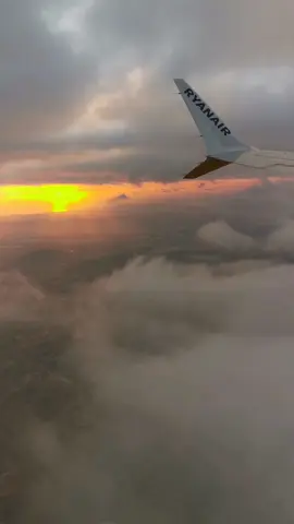 Heaven ❤️❤️❤️❤️ . . . #alicante #spain #heaven #takeoff #aviation #avion #spotterlife #planespotting #foryoupage #flight #airplane #aviationdaily #bazdkiforyuba #nekedbelegyen #fyp #airportlife #airportdiaries #fly #flight #ryanair #boeing #boeing737 