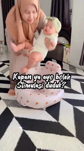 Ternyata bayi bisa stimulasi duduk sejak usia 4bulan li, tapi ingat asal kepala sudah tegak dan sudah bisa tengkurep bolak balik yan. Yang mau samaan langsung klik keranjang kuningnya. #sofapompabayi #kursimpasi #stimulasiduduk #bayi4bulan #kursibalonbayi #kursibayi 