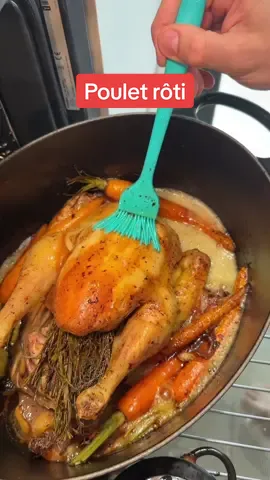 Babe veut un poulet rôti 🐔🥕🥔 Ingrédients (pour 2 personnes): - 1 poulet (1,6kg) - 1 plaquette de beurre - 1 branche de thym - Quelques feuilles de laurier - 1 tête d'ail - 2 échalotes - Sel & poivre - 1/2 Citron - 6 Carottes  - 4 grosses pommes de terre  - 200 g de gorgonzola  - Parmesan - 500 ml de lait entier  Recette : 1. Blanchis le poulet dans de l'eau frémissante pendant 1 minute. 2. Laisse reposer le poulet. 3. Épluche et coupe de fines tranches de pommes de terre. 4. Lave-les et laisse-les tremper dans l'eau pendant 20 minutes. 5. Sale et poivre le poulet, garnis-le d'un demi-citron, de thym, de laurier, d'ail et de beurre. 6. Dans une cocotte (allant au four), colore le poulet en commençant par les cuisses. 7. Ajoute de nouveau de l'ail et des échalotes en chemise, du thym et beaucoup de beurre. 8. Enfourne pendant 1h30 (pour un poulet de 1,6 kg). 9. Arrose toutes les 10 minutes le poulet avec le beurre de la cocotte. 10. Dans une casserole, fais fondre 50 g de beurre. 11. Ajoute 50 g de farine et mélange jusqu'à obtenir un roux blanc. 12. Hors du feu, ajoute petit à petit les 500 ml de lait en délayant progressivement. 13. Ajoute sel, poivre, thym et gorgonzola, et mélange jusqu'à ce que la sauce soit homogène. 14. Dans de petites casseroles ou un plat à gratin beurré, dépose une couche de pommes de terre, recouvre de sauce et répète l'opération jusqu'à remplir le plat. 15. Sale et poivre les pommes de terre du dessus, parseme de parmesan et cuis pendant 30 à 40 minutes à couvert. 16. Découvre les 10 dernières minutes pour gratiner le dessus. 17. Épluche les carottes fanes et fais-les revenir quelques minutes dans du beurre à la poêle. 18. Ajoute-les à la cocotte avec le beurre de cuisson. 19. Calle-toi sur la cuisson du poulet pour lancer toutes les préparations et que tout sorte cuit et chaud en même temps ! 20. C'est très facile, tu vas te régaler ! #poulet #pouletroti #pouletdudimanche #gratin #roast #roastchicken #sundaychicken #recettedimanche #asmr #Recipe #FoodTok #cooking #homecooking #daterecipe #yummy #homemade #asmr