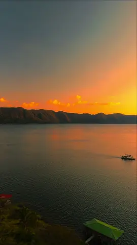 ¿Te imaginas ver el sol despedirse del día en uno de los lugares más hermosos del planeta? 😍 El Lago de Coatepeque, conocido por muchos como la Octava Maravilla Natural del Mundo. Un tesoro de El Salvador que te dejará sin aliento y que hoy nos regala este paisaje de ensueño. 🌋 #elsalvador #lagodecoatepque #elsalvadoresbello #paisajesnaturales #lago #coatepequelake #djimini4pro #capcut #sunset #travelblogger #elsalvador503 #sunsetlovers #beautifuldestinations #dronevideo #susnetlake #elsalvadorimpresionate #fyp #viralvideo #foryou #