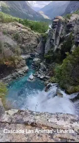 Espectacular registro de uno de los lugares más imponentes del Santuario Achibueno de Linares: Cascada Las Ánimas en el Parque Los Quemados. Cuida la naturaleza y no arrojes basura. (Registro Gentileza: @cordilleralosquemados)