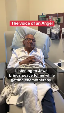 @jewel’s angelic voice brings me peace during chemotherapy.  #staypositive #chemo #danafarber #jewel #caughtinprovidence#cancer#judgecaprio 