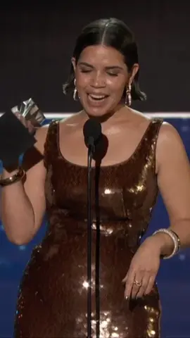 #AmericaFerrera makes an increidble speech for her #SeeHer award at the #CriticsChoiceAwards 🩷