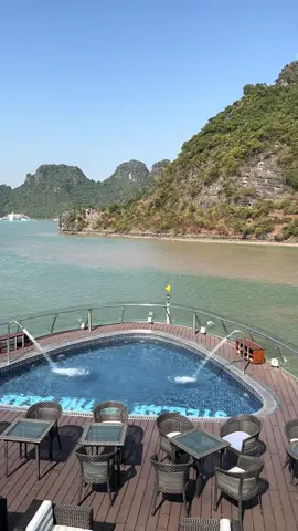 Imagine waking up to your own private suite on a luxury cruise in Halong Bay 💙  #halongbay #halongbayvietnam #vietnam #luxurycruise #luxuryhotel 