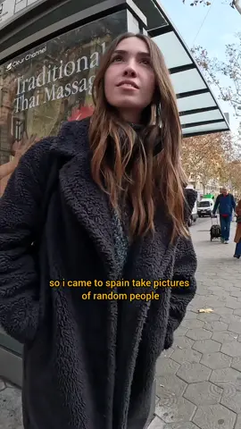 Street photography 🇪🇦 w/ Beautiful Girl in Barcelona. #barcelona #spain #spaintiktok #spanishtiktok #StreetStyle #streetphotography #fyp #smile #espa #europe #foryou 