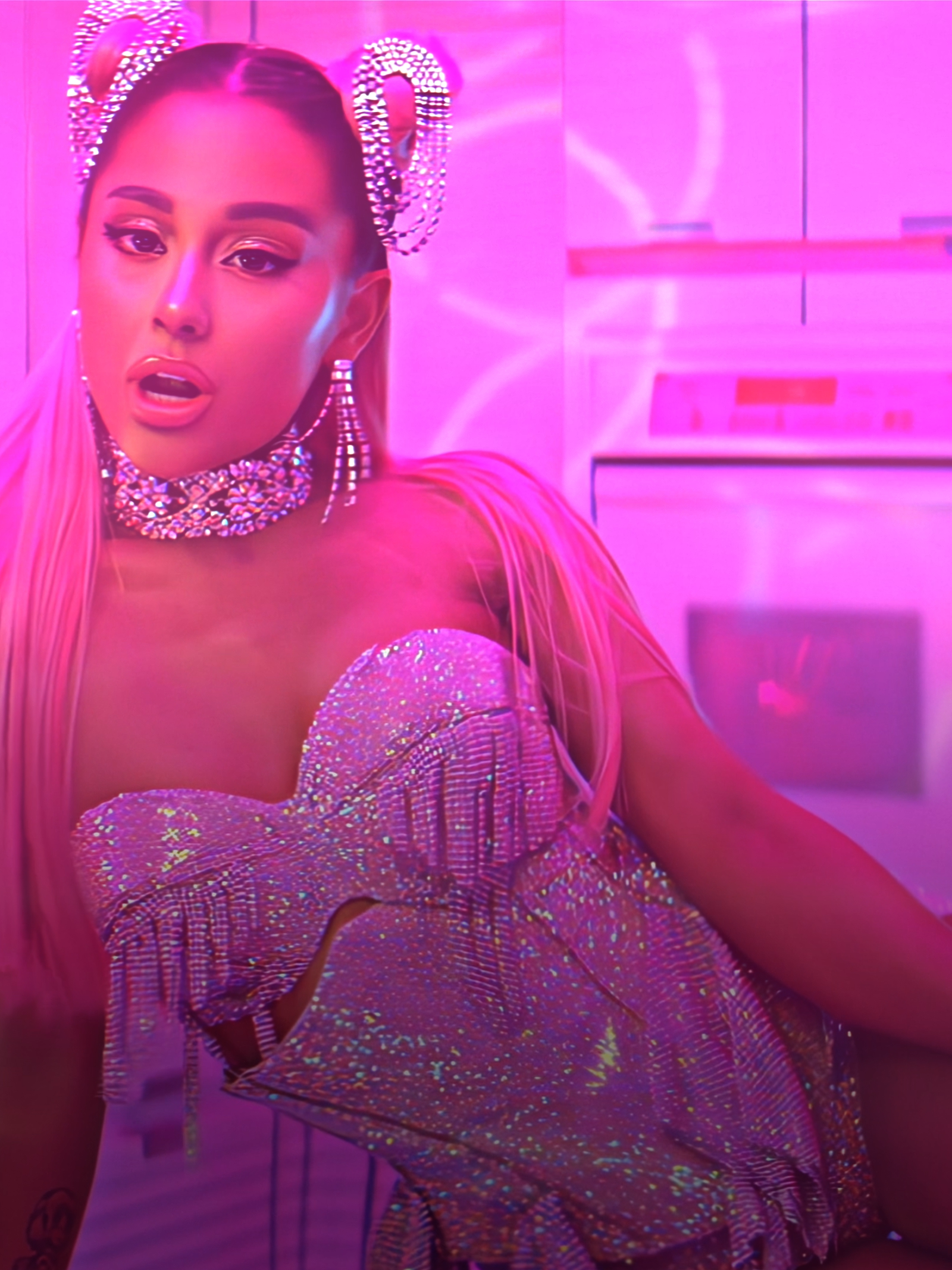 doing these transitions are so fun ngl |   spc: {@velocscenepacks } cc: [lvnabee edited] twixtor: {mine slow} panning: [mine wiggle] zoom settings: {mine slow} text settings: [mine no 1] glitch settings: {mine default} #arianagrande #arianagrandeedits #arianagrandeedit #edit #foryou #viralvideo #7rings #lovemeharder #aftereffects #transition #motiveify