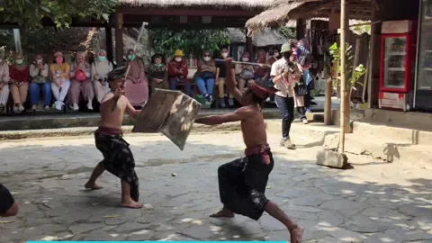 Mengenal Seni Tradisional Peresean Adat Sasak Lombok. Peresean atau perisean adalah pertarungan antara dua lelaki yang bersenjatakan tongkat rotan dan berperisai kulit kerbau yang tebal dan keras. Tradisi ini dilakukan oleh masyarakat suku Sasak, Lombok, Nusa Tenggara Barat, Indonesia. Peresean termasuk dalam seni tari daerah Lombok. #tourbarengetnik #wonderfulindonesia #lombok #desasasaksade #sasaksade #desasade #ntb  #wonderfulllombok 