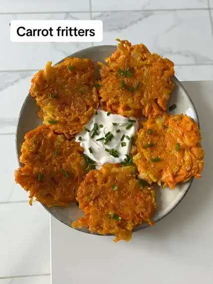 ngredients for 6 fritters:  ✨3 carrots ✨1/2 onion ✨60g flour (can be oat flour)  ✨1 egg ✨20g grated cheese (emmental or parmigiano) ✨spices : Salt, pepper, garlic powder, paprika ✨sauce : 1/2 Greek yogurt, the juice of half a lemon, 1 tbsp of olive oil and spices to taste  Steps:  1. Grate the carrots and cut the onion thinly 2. Add them to a bowl with the flour, egg and spices, mix.  3. Add the cheese (I used grated emmental) 4. Form the fritters and in a heated pan with a tbsp spoon of olive oil, cook n a hot frying them for 4 min on each side. 5. I topped them with chives and the lemon yogurt sauce with paprika, herbs, salt and pepper. And now you know #whatsfordinnertonight #easydinnerideas #healthyrecipe 