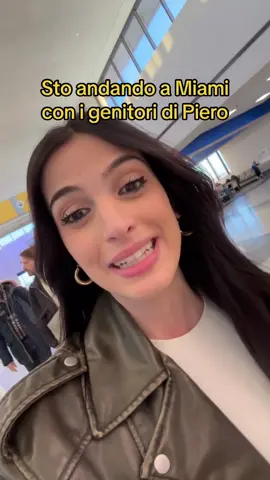 Sto andando a Miami da New York con i genitori di @Piero Armenti 🏝️ un volo di 3 ore scarse. Vi racconto com'è andato il viaggio.  #miami #miamibeach #flight #airport #martinamaceratesi 