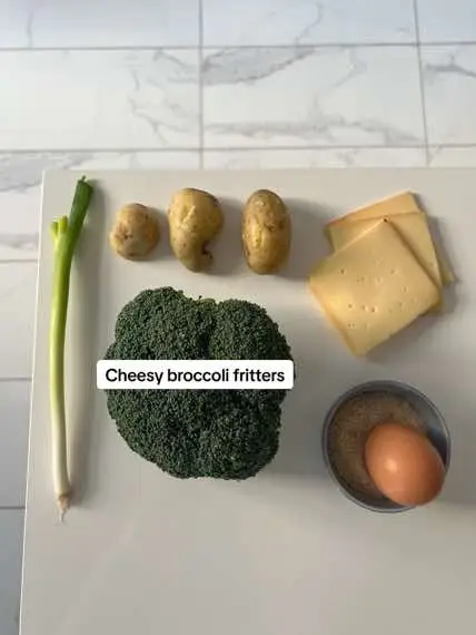 Ingredients: 💭1 broccoli 💭3 potatoes 💭150g breadcrumbs  💭80g flour  💭1 egg  💭3 slices of cheese  Steps: 1. Cook broccoli in boiling water for 9-10’ until soft (my potatoes were already cooked but if yours are not, cook them, also in hot water) 2. In a bowl, mix the cooked broccoli, potatoes, egg and flour. Add salt and pepper to taste, form little patties with your dough, leave 1/3 of the dough in the ball 3. In a plate, spread the breadcrumbs and roll the fritters in it to cover them. Dig a little hole in the middle of the fritters.  4. Place the cheese slice in the middle of the hole and cover with the rest of dough + more breadcrumbs.  5.  Fry in a little bit of olive for 4’ on both sides with the lid on! ✨ and now you know #whatsfordinner #healthyrecipe #easydinnerideas 