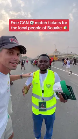 This is an amazing gesture from the organization of the CONCAF/CAN to hand out free match tickets for the local people of Bouake! However, it was a bit freaky as everyone started to run it felt a bit too crazy but someone from the organization came to reassure us and explain what was going on! #can2024 #bouake225🇨🇮 #cotedivoire