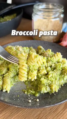 BROCCOLI PASTA 🥦  Veganuary Nr. 13 🌱 A quick, delicious and healthy meal I’ve recently added to my weekly dinner rotation.😋 RECIPE (3 servings, 20min prep time): -1 broccoli -250g pasta Boil in salted water but take out the broccoli after 6mins. -3 cloves garlic Fry in oil for a minute then add the broccoli. Mash down the broccoli until it’s almost a purée. -2 Tbsp vegan pesto -juice and zest of 1/2 lemon -salt and pepper to taste  -1/2 cup (125ml) pasta water Stir everything in and let it simmer until the pasta is cooked. Add the pasta and finish it by cooking in the pan for 3more mins. Serve with vegan Parmesan. - BROKKOLI-NUDELN 🥦 Veganuary Nr. 13 🌱 Ein schnelles, leckeres und gesundes Gericht, das ich kürzlich für mich entdeckt hab.😋 REZEPT (3 Portionen, 20 Minuten Zubereitungszeit): -1 Brokkoli -250g Nudeln In Salzwasser kochen, aber den Brokkoli nach 6 Minuten herausnehmen. -3 Knoblauchzehen Eine Minute in Öl anbraten und dann den Brokkoli hinzufügen. Den Brokkoli zerstampfen, bis er fast ein Püree ist. -2 EL veganes Pesto -Saft und Abrieb einer halben Zitrone -Salz und Pfeffer nach Geschmack -1/2 Tasse (125 ml) Nudelwasser Alles unterrühren und köcheln lassen, bis die Nudeln gar sind. Die Nudeln hinzufügen und  weitere 3 Minuten in der Pfanne kochen. Mit veganem Parmesan servieren. #easyveganrecipes #EasyRecipes #quickveganrecipes #quickdinner #quickveganrecipes #veganuary 