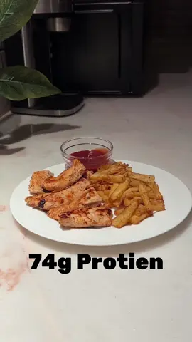 اهلًا 🤍 ، المقادير بطاطس: 250g البهارات: ( ملح-فلفل اسود-بابريكا-بودرة ثوم ) زيت زيتون: 5g بالقلاية الهوائية: على حرارة: 160 الوقت: 18د دجاج: 300g البهارات: ( ملح-فلفل اسود-بابريكا ) صوص بيري بيري: 20g #explore#gym ##دايت 