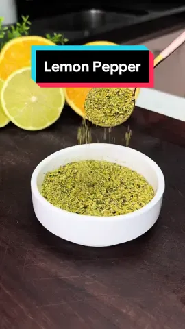 Este tempero é super versátil, uma delícia e muito fácil de fazer em casa: Lemon Pepper 🍋🌶️ Dica: combina com frango, peixe, saladas, batata frita, pipoca e muito mais. Dica: guarde em um potinho fechado, dura 1 mês. Me conta o que achou 🤗❤️ ✨ Mais receitas como esta no meu perfil @siltuzzi ✨ Salve a receita para fazer depois e aproveite para compartilhar com os amigos @ 😊 👩‍🍳 Ingredientes: 2 limões sicilianos 3 limões taiti 1 laranja bahia 1 col. (sopa) pimenta preta 1 col. (chá) de sal 📝 Passo a Passo: 1️⃣ Com a ajuda de um ralador, retire a casca dos limões e da laranja, sem tirar a parte branca. 2️⃣ Coloque em uma forma com papel manteiga, adicione a pimenta e o sal, misture. 3️⃣ Leve ao forno a 100°C por 25 minutos. 4️⃣ Coloque em um processador e bata rapidamente. ✨ Não se esqueça de salvar esta receita para fazer depois. Aproveita e compartilha com aquele amigo 😊 Beijos e até a próxima receita 😘 #lemonpepper #receita #receitarapida #limão #salgados #siltuzzi #comida #comidaboa #batatafrita #receitas