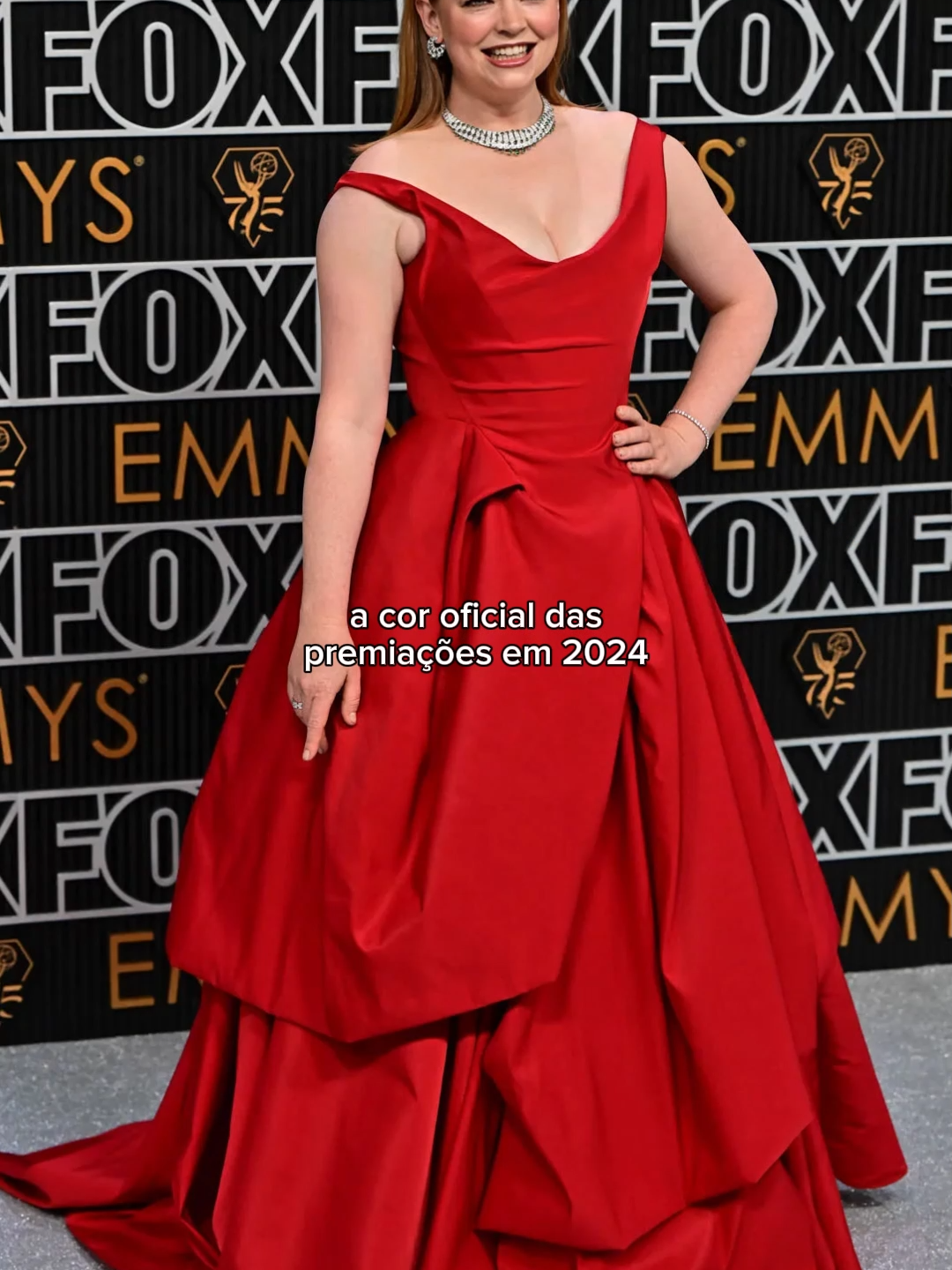 o ano mal começou e nós já temos a cor oficial dos red carpets: VERMELHO! #TikTokFashion #vermelho #tendencia #emmys #cca