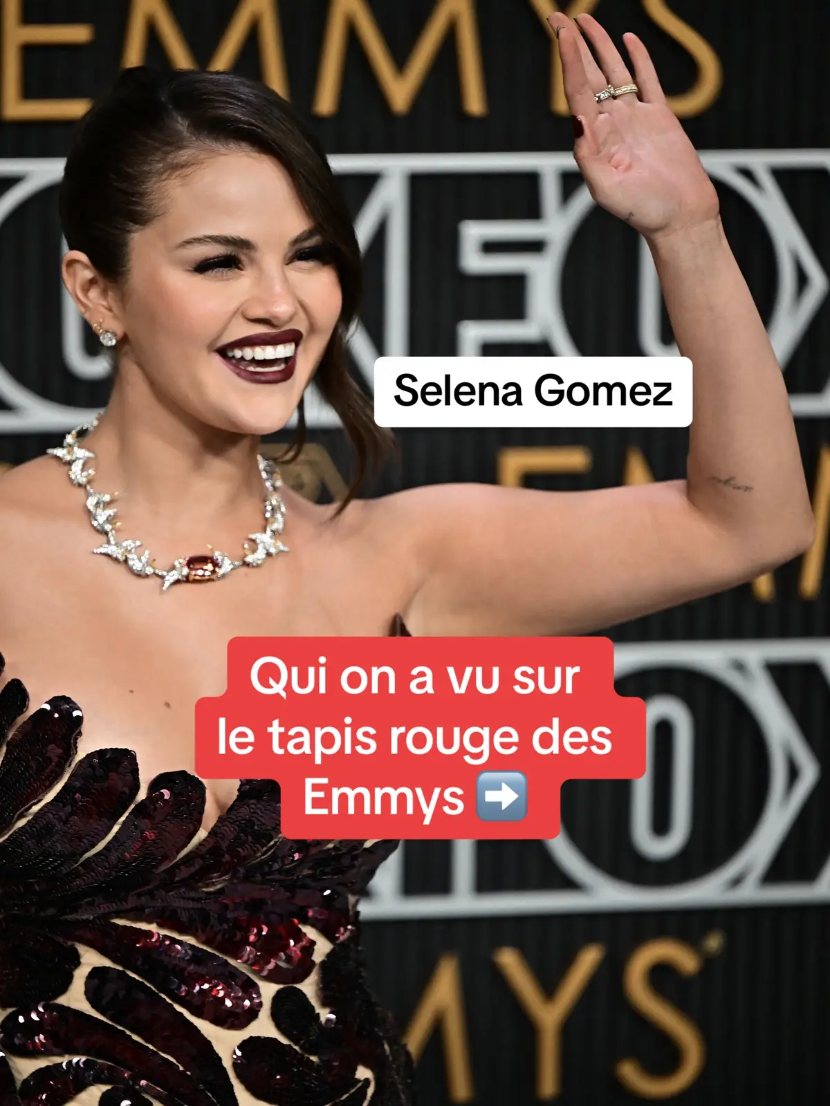 Un defilé de stars sur le tapis rouge des #emmys 🤩  #filmtok #jeremyallenwhite #selenagomez #jennaortega #fashiontiktok #redcarpet #kourtneykardashian #tarajiphenson 