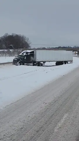 Snow Storm in Tennessee #tennessee  #wintertime  #snowstorm #winter #snow #trucking #truckerlife  #semitrucks #bigrig  #truckwreck  #iceroad  #unitedstatesofamerica  #unitedstates  #usa  #дальнобой #зима  #снег #дороги 