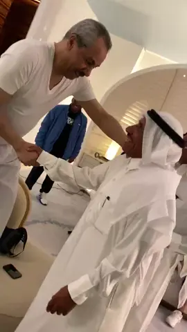 صالح النعيمه القائد وكابتن المنتخب السعودي رغم حالته الصحيه الا انه اصر ان يقف ويقبل راس اخوه الكابتن صالح خليفه رغم ان الاول كابتن الثاني ولكن الثاني اكبر من الاول  ‏⁧‫#المنتخب_السعودي 