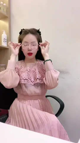 Đang diễn mà lại có khách nên diễn cho nốt😝😝😝