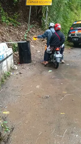 simolang sedang di turunan tajam gunung Lio , sedang ngantri siram cakram biar ga blong remnya