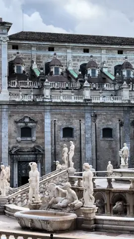 Fontana Pretoria beauty in the heart of Palermo 💦🏛️🌟 #SaltSicily #sicily #sicilia #viaggio #palermo #travelling #fontanapretoria #italytravel #trip 