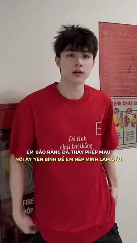 Cầm thiệp hồng trên tay sao nhói lòng 