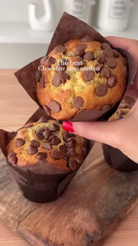 Ingredients :  2 eggs 100g of sugar Vanilla 100ml oil 100g plain yogurt  A pinch of salt 150g of flour  1 tbsp of baking powder (8g) 4 tbsp of chocolate spread (freeze for 30 minutes)  Chocolate chips  Bake in a preheated oven for about 15 minutes. Follow @kooki_lovescooking  #chocolatecake #baking #muffins #chocolate #foodstagram #recipes #Recipe #EasyRecipes  #cake #foryou 