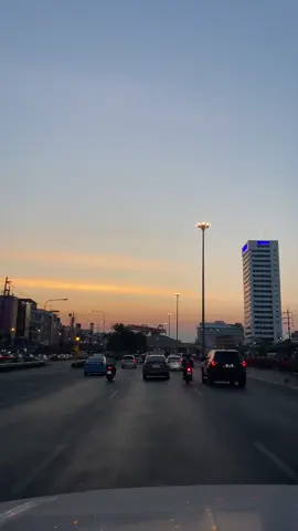 Sunset atmosphere on Rama 2 Rd.  พระอาทิตย์ตกที่ถนนที่สร้างมาเจ็ดชั่วโคตร🥲🌇 📍Bangkok, Thailand🇹🇭 #sunset #road #dusk #rama2road #ถนนพระราม2ก็สร้างไม่เสร็จสักที  #bangkok #thailand #เทรนด์วันนี้ 