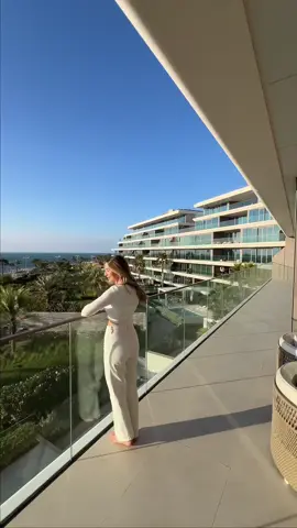 Inside a stunning penthouse in the W Residences on The Palm Jumeirah. Interior designed by Alua from @lumi interiors 🌴 #dubai #dubaipalm #luxuryhousetour #apartmenttour 
