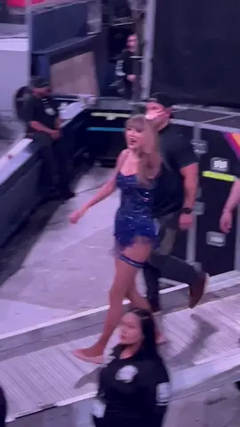 taylor leaving the show in LA night 2 💙 #taylorswift #erastour #erastourtaylorswift #swifttok #TSTheErasTour #swiftie #taylorsversion #sofinight2 #laerastournight2 #laerastour 