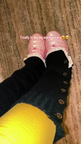Wearing these to the gym EVERYDAY AHHHH😍😍 run to HOTTOPIC🥵 #fyp #contentcreator #legwarmers #hottopic 