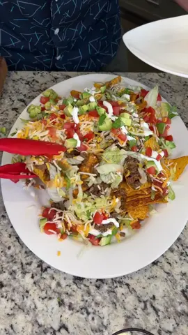 Easy taco nachos #EasyRecipes #tacotuesday #mexicanfood #tacos 