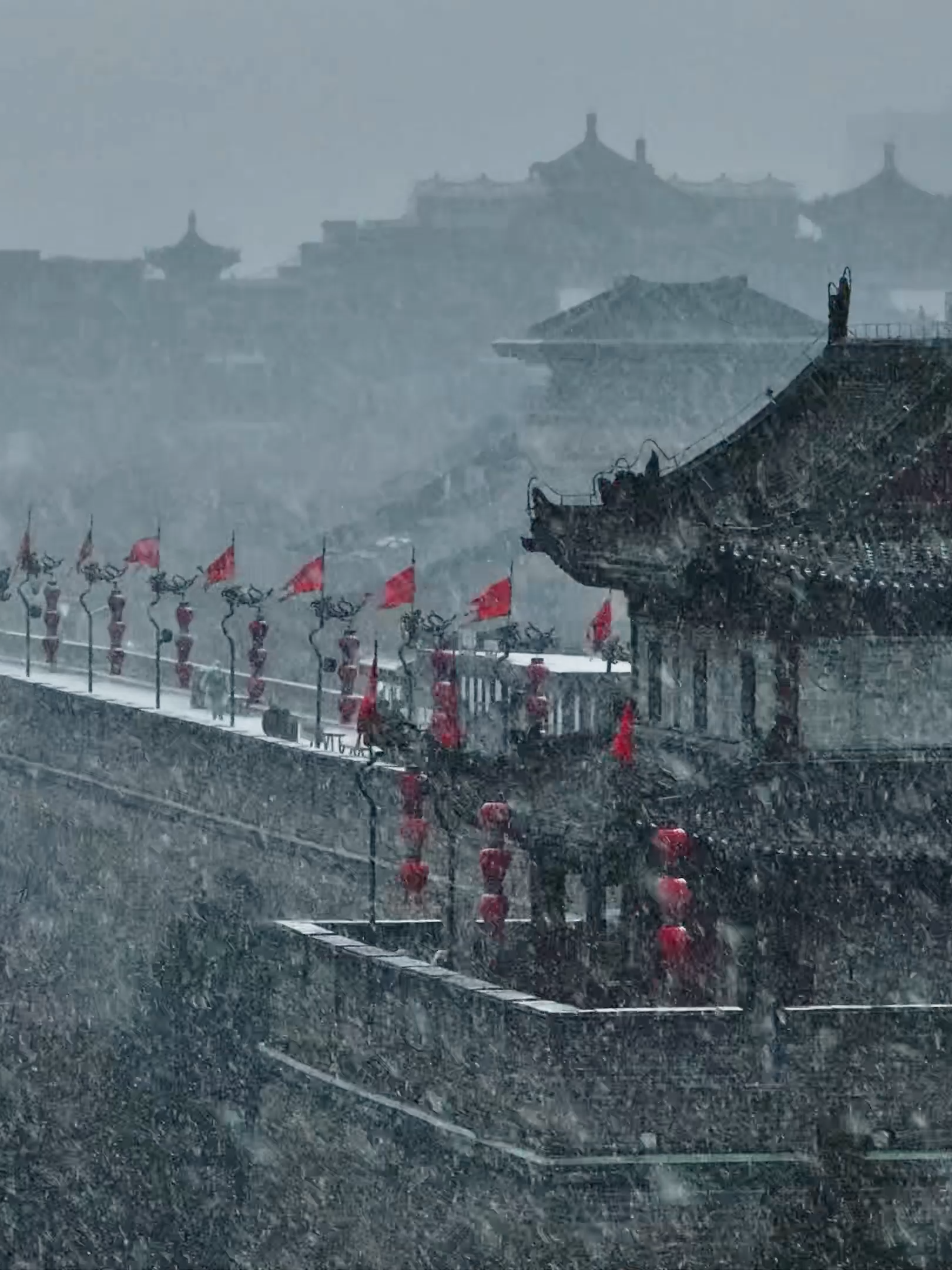 Witness the enchanting beauty of the ancient city wall in Xi'an as it embraces the first snowfall of 2024. #Xi'anCityWall #Shaanxi