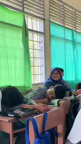 Bobok siangnya dirumah ya cantik 🥰💅🏻 #portuamor #tidursiangdikelas #kelasasik #kelaslucu #kelasrandom