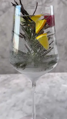#ترند الروزماري 🍹 المكونات: اكليل الجبل  ماي غازي ليمون برتقال توت Rosemary Mocktail Ingredients: Rosemary Sparkling water Lemon Orange Raspberry