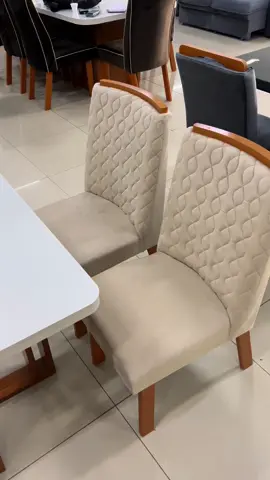 🏷️ Sala de Jantar 90x90 Paola Tampo OFF-White 4 Cadeiras Bom Pastor A Sala de Jantar Paola é a escolha ideal para quem busca combinar estilo e funcionalidade em um ambiente aconchegante para as refeições.  Este conjunto é composto por uma mesa quadrada com tampo de 90x90 cm e quatro cadeiras, criando um espaço perfeito para reunir familiares e amigos.  A mesa possui uma estrutura robusta feita inteiramente em 100% MDF, garantindo durabilidade e estabilidade. Seu tampo de vidro confere um toque sofisticado ao conjunto e é fácil de limpar.  📦 Além disso, para tornar ainda mais fácil para você renovar a sua casa, oferecemos frete grátis para o sudeste (consultar condições), parcelamos em até 12x sem juros e oferecemos 5% de desconto no pagamento via Pix. 📷Clicando na foto você consegue ver o valor. 🛒Para comprar online, clique no preço. 📲Acesse o link na bio ou nos chame no direct! 📦 FRETE GRÁTIS - Consultar condições #mobiliáriodejantar #decoraçãodeinteriores #móveisparasaladejantar #móveisdeluxo #móveismodernos #móveisclássicos #vendasdedecoração #vendademóveis #decoração #saladejantar #vendas #móveis #bompastor