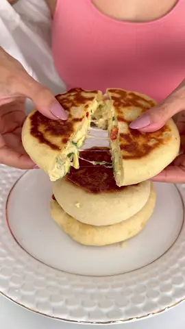 Para quem tem os dias corridos, essa receita é pra você!  Deixe vários preparados para consumir durante a semana!  Seu café da manhã ficará ainda mais gostoso 🤤  ✏️ Anota aí ou já salva PARA A MASSA 300g de farinha de trigo 2 iogurtes naturais 170g 1 colher de sopa de Alho em pó  1 colher de sopa de cebola em pó  Uma pitada de sal 2 colheres de sopa de fermento  Misture bem e sove a massa por uns 5 minutos. Reserve. Recheio: 6 ovos mexidos com salsinha, cebola e tomate  Divida a massa em 6 porções iguais (aproximadamente 105g cada bolinha), abra a massa e coloque o recheio. Usei o ovo mexido e muçarela ralada. Depois só fechar e assar ou na frigideira ou no forno.  Se quiser pode pré assar e congelar também para ir consumindo ao longo da semana!  Gostaram? 😍 Já salva a receita ✨#receita #saude 