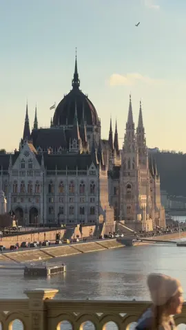 Afternoon lights with the stunning scenery of the Hungarian Parliament Building ❤️😍🌇  #budapest #hungary  Video by @Norbert Lepsik  #budapesthungary #budapesten #budapestguide #budapesttips #budapestwinter #budapesttravel #budapestparliament 