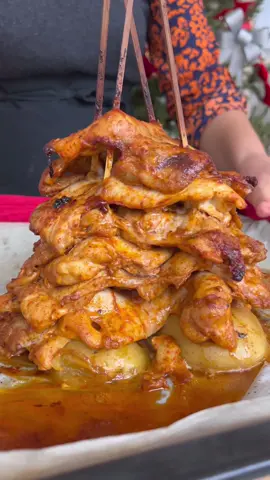 Kebab i zapiekanka to chyba najczęściej odtwarzane Street foody w domu. Składniki: chlebek-pita: 400 g mąki pszennej, szklanka wody, 8 g soli, 8 g drożdży, łyżka oliwy. Kebab: 1 kg udek z kurczaka bez kości i skóry, przyprawy ( sól, pieprz, papryka słodka, wędzona i szczypta ostrej, kumin, kolendra, czosnek granulowany) oliwa, łyżka jogurtu naturalnego, u mnie grecki.  Mięso pieczemy ok 45 min w 180 stopniach  Chlebek ( pita) pieczemy na dobrze rozgrzanej patelni lub w piekarniku kilka min w 250 stopniach.  Sos: 4 ząbki czosnku, sól pieprz, sok z cytryny, 2 łyżki oliwy, 2 łyżki jogurtu naturalnego, 2 łyżki majonezu, wszystko blendujemy. #kebab #pita #domowykebab #kurczak #obiad #obiadydomowe #przepis #przepisy #kanapka #jedzenie 