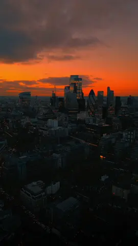 London 4:44 pm  #foryoupage #london #parati #cinematic #dlaciebie #aestheticvideos #colourgrading #londoncity #dronevideo #skyscrapers #londonvideographer #fyp 